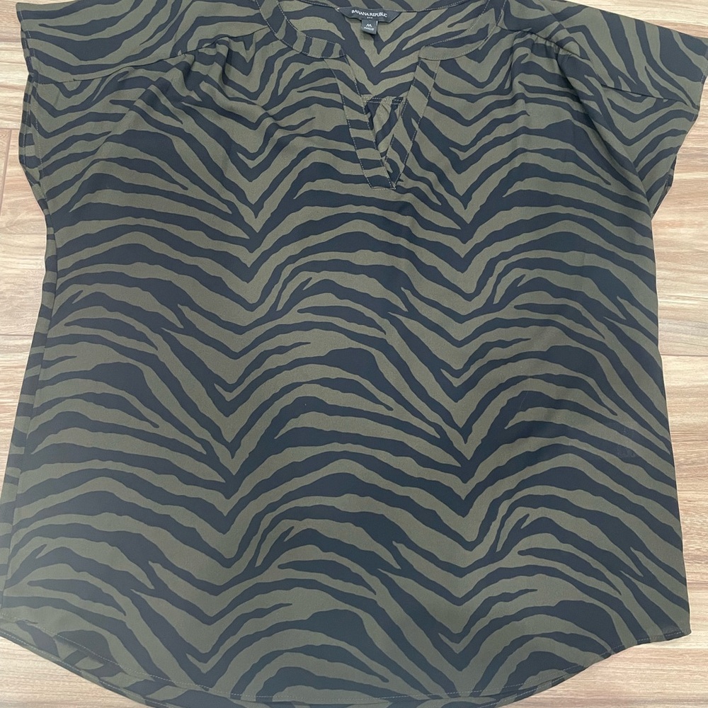Banana Republic Factory V-neck tee